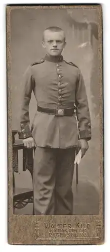 Fotografie Walter Klie, Regensburg, Obermünsterstr. 100, Portrait junger Soldat Walther in Uniform mit Bajonett
