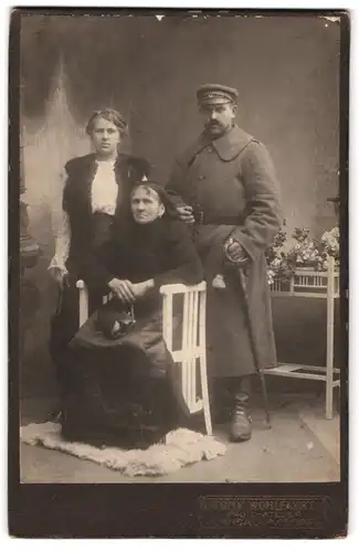 Fotografie Tony Wohlfahrt, Landau a. Isar, Portrait Soldat in Feldgrau mit Frau und Mutter im Atelier, Kriegsausmarsch