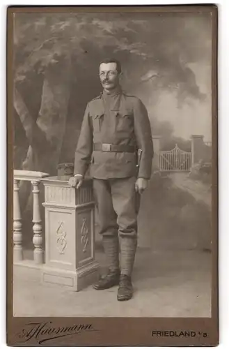 Fotografie A. Hausmann, Friedland i. B., Portrait österreichischer Soldat in Uniform mit Bajonett