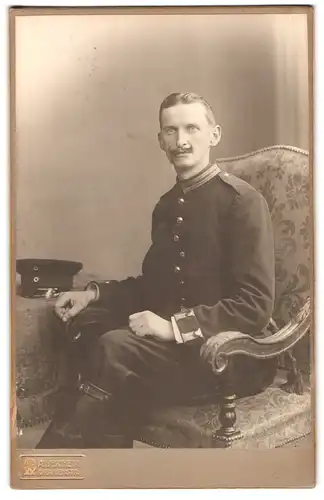 Fotografie A. Wertheim, Berlin, Orannienstr., Soldat in Gardeuniform mit Kaiser Wilhelm Bart
