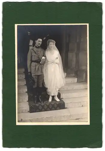 Fotografie unbekannter Fotograf und Ort, Portrait Soldat in Uniform rgt. 202 nebst Braut, Kriegshochzeit