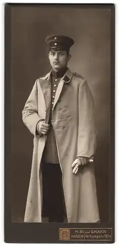 Fotografie H. Billigmann, Hagen i. W., Kampstr. 12 /14, Portrait Soldat in Uniform I. R. 13 mit Uniformmantel