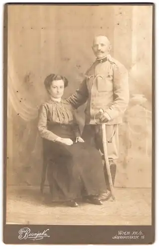 Fotografie Rosnjak, Wien, Jägerhausgasse 15, Portrait österreichischer Soldat in Uniform mit Säbel nebst seiner Frau