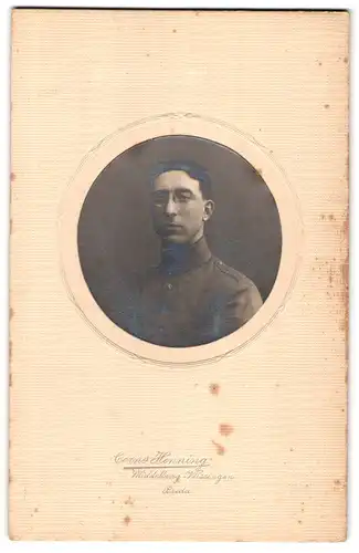 Fotografie Corns. Henning, Middelburg, junger Soldat in Feldgrau Uniform mit Zwickerbrille