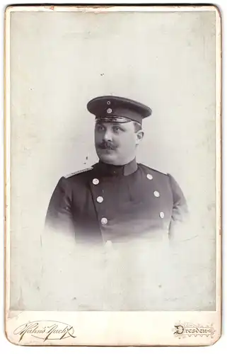 Fotografie Hahns Nachf., Dresden, Waisenhausstr. 16, Portrait Soldat in Uniform mit Moustache