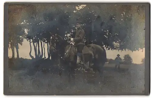Fotografie unbekannter Fotograf und Ort, Portrait Soldat in Uniform zu Pferde posiert im Wald