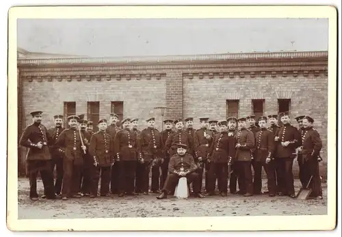 Fotografie unbekannter Fotograf und Ort, Portrait Soldaten in Uniform posieren für Gruppenfoto