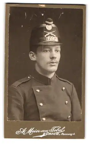 Fotografie A. Meier von Tobel, Zürich, Rennweg 4, Portrait junger schweizer Soldat in Uniform Rgt. 69 mit Tschako