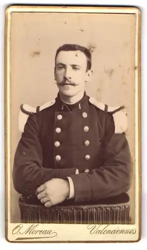 Fotografie O. Moreau, Valenciennes, Place d`Armes 3, Portrait französischer Soldat in Uniform Rgt. 1