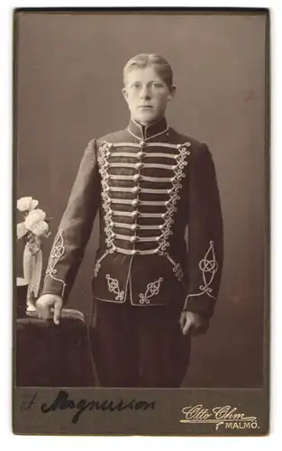 Fotografie Otto Ohm, Malmö, junger schwedischer Husar in Uniform posiert im Atelier