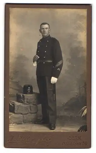 Fotografie J. Keller, Bern, Militärstr. 39, Portrait schweizer Soldat in Uniform Rgt. 21 mit Ärmeabzeichen und Bajonett