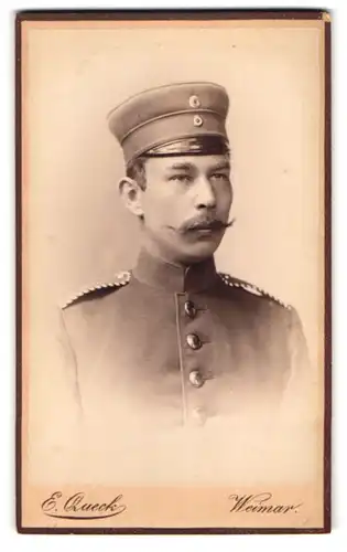 Fotografie E. Queck, Weimar, Seminarstr. 6, Portrait Einjährig-Freiwilliger in Uniform I.R. 54 mit Moustache