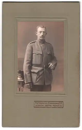 Fotografie Samson & Cie., Zürich, Portrait schweizer Soldat in Feldgrau Uniform Rgt. 32