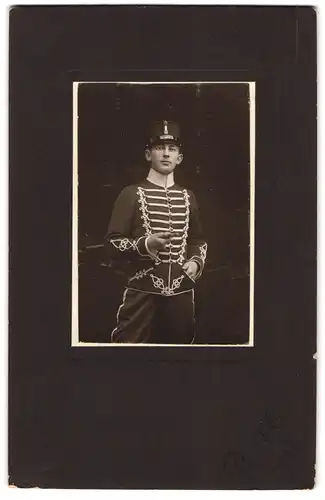 Fotografie Fotograf un Ort unbekannt, Portrait Husar in Uniform Rgt. 5 mit Reitgerte, 1911