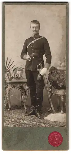 Fotografie Zeleney, Wien, Portrait österreichischer Offizier in Uniform mit Säbel und Schärpe