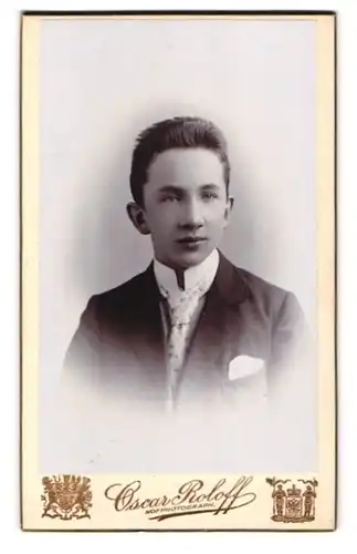 Fotografie Oscar Roloff, Berlin-SW, Jerusalemer-Str. 59, Portrait junger Herr im Anzug mit Krawatte und Einstecktuch