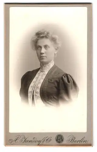 Fotografie A. Jandorf & Co., Berlin-SW, Bellealliancestr. 1-2, Portrait junge Dame in zeitgenössischer Kleidung