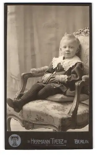 Fotografie Hermann Tietz, Berlin-SW, Leipziger-Str., Portrait kleines Junge in hübscher Kleidung mit Ball