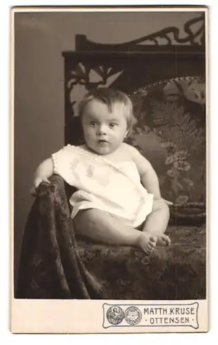 Fotografie Matth. Kruse, Altona-Ottensen, Papenstrasse 7, Portrait süsses Kleinkind im weissen Hemd mit nackigen Füssen