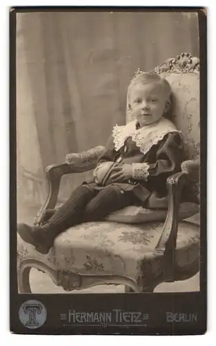 Fotografie Hermann Tietz, Berlin-SW, Leipziger-Str., Portrait kleiner Junge in hübscher Kleidung mit Ball