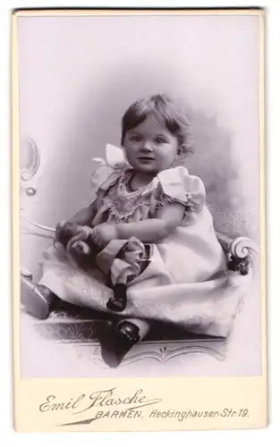 Fotografie Emil Flasche, Barmen, Heckinghauser-Str. 19, Portrait kleines Mädchen im Kleid mit Puppe