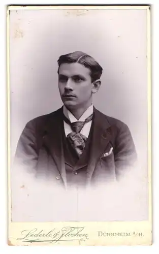 Fotografie Lederle & Flocken, Dürkheim a. H., Ecke der Leopoldstrasse, Portrait junger Herr im Anzug mit Krawatte