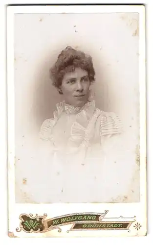 Fotografie W. Wolfgang, Grünstadt /Rheinpfalz, Portrait junge Dame mit hochgestecktem Haar