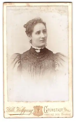Fotografie Wilh. Wolfgang, Grünstadt i. Pfalz, Portrait junge Dame im bestickten Kleid