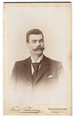 Fotografie Ferd. Thüring, Kaiserslautern, Alleestr. 27, Portrait eleganter Herr mit Schnauzbart