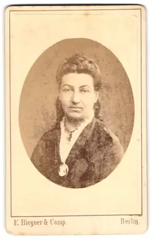 Fotografie E. Biegner & Co., Berlin, Jägerstrasse 42, Portrait bürgerliche Dame mit Kragenbrosche