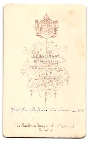 Fotografie E. Biegner & Co., Berlin, Jägerstrasse 42, Portrait bürgerliche Dame mit Kragenbrosche