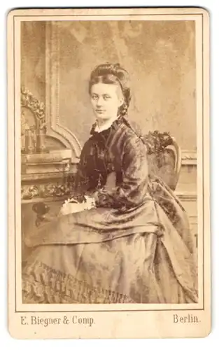 Fotografie E. Biegner & Co., Berlin, Jägerstrasse 42, Portrait junge Dame in zeitgenössischer Kleidung