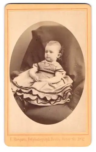 Fotografie E. Biegner & Co., Berlin, Jägerstrasse 42, Portrait kleines Mädchen im modischen Kleid