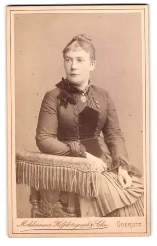 Fotografie M. Ackermann, Goerlitz, Schützen-Strasse 2, Portrait bürgerliche Dame in zeitgenössischer Kleidung