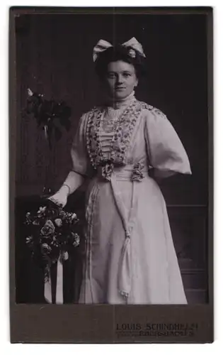 Fotografie Louis Schindhelm, Ebersbach i. S., Portrait junge Dame im Kleid