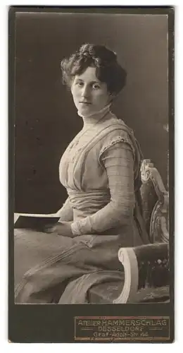 Fotografie Hammerschlag, Düsseldorf, Graf-Adolf-Strasse 44, Portrait junge Dame im Kleid mit Buch