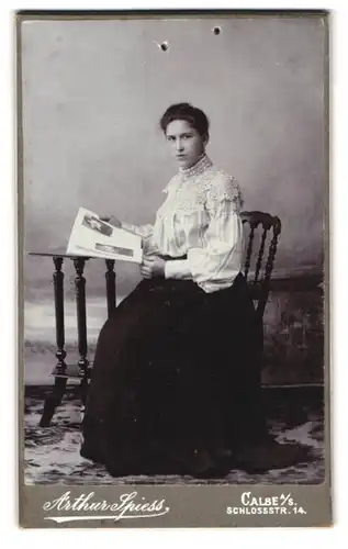 Fotografie Arthur Spiess, Calbe a. S., Schlossstrasse 14, Portrait junge Dame in hübscher Bluse mit Zeitung