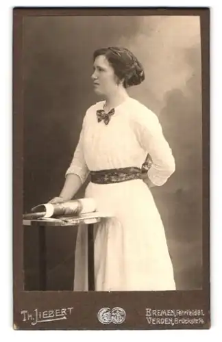 Fotografie Th. Siebert, Bremen, Fehrfeld 61, Portrait weiss gekleidete Dame mit einer Zeitung