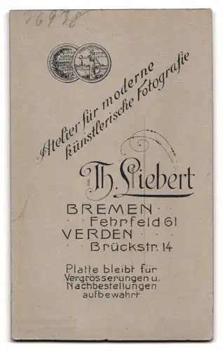 Fotografie Th. Siebert, Bremen, Fehrfeld 61, Portrait weiss gekleidete Dame mit einer Zeitung