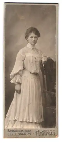 Fotografie Atelier Strauss, Leipzig-Weisser Hirsch, Windmühlenstr. 8-12, Portrait elegante Dame lehnt an einem Stuhl