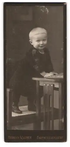 Fotografie Heinrich Wagner, Ehrenfriedersdorf, Chemnitzerstrasse, Portrait kleines Kind in modischer Kleidung