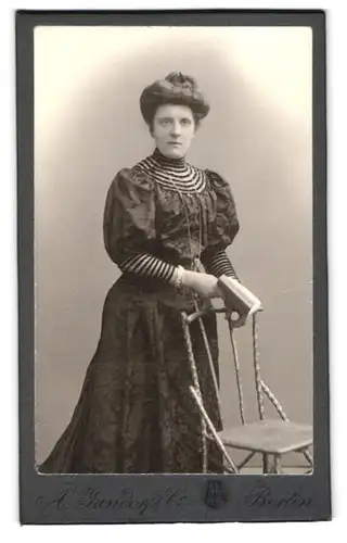 Fotografie A. Jandorf & Co., Berlin-SW, Bellealliancestr. 1-2, Portrait junge Dame im modischen Kleid mit Buch