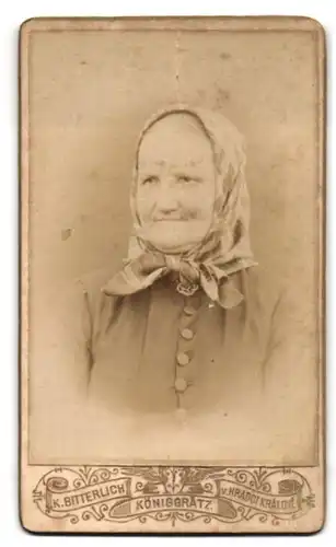 Fotografie K. Bitterlich, Königgrätz, Ältere Frau mit Kopftuch