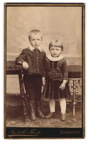 Fotografie Rudolf Theifs, Darmstadt, Bruder und Schwester neben Hocker