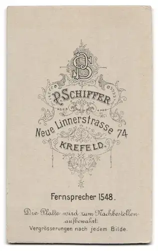 Fotografie P. Schiffer, Krefeld, Neue Linnerstrasse 74, Hübsche Frau im weissen Kleid