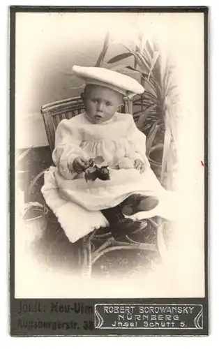Fotografie Robert Borowansky, Neu-Ulm, Augsburgerstrasse 38, Baby in Weiss mit Hut und Blume in der Hand
