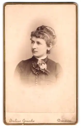 Fotografie Julius Grusche, Dresden, Bautzenerstrasse 39, Dame mit hochgestecktem Haar