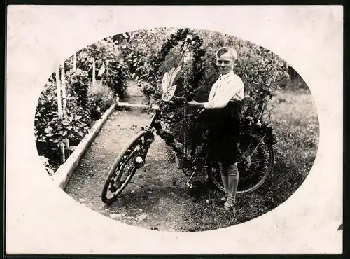 Fotografie Fahrrad, stolzer Knabe mit seinem geschmücktem Velo