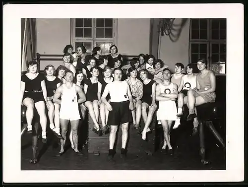 Fotografie Sportler & hübsche Sportlerinnen in Turnbekleidung