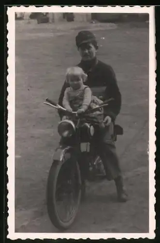 Fotografie Motorrad DKW, Bursche und kleines Mädchen auf Krad sitzend